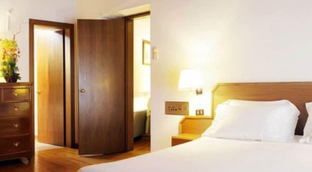 Hotel Albergo Santa Chiara Рим Екстериор снимка