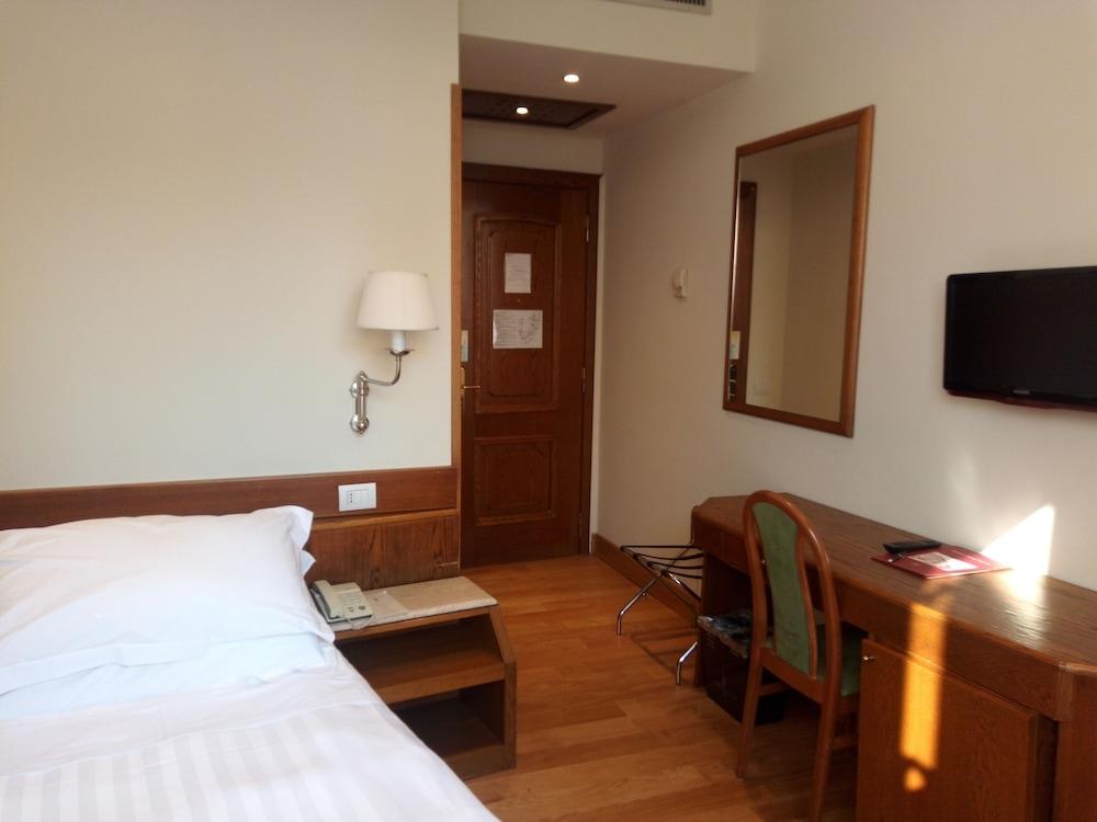 Hotel Albergo Santa Chiara Рим Екстериор снимка