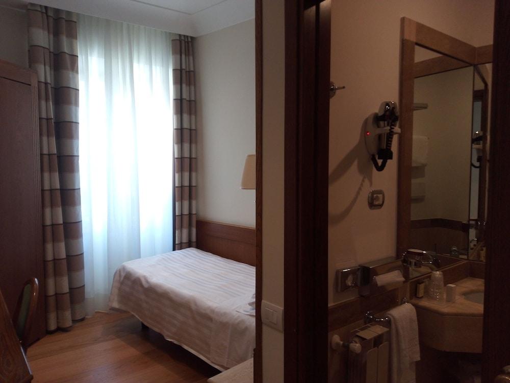 Hotel Albergo Santa Chiara Рим Екстериор снимка
