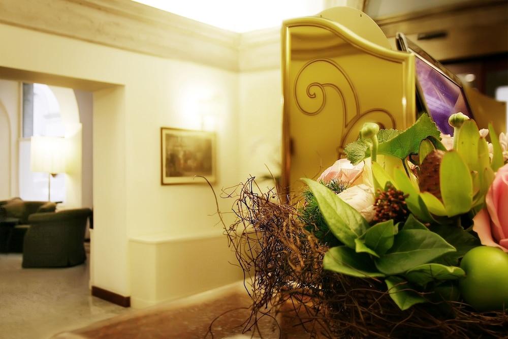 Hotel Albergo Santa Chiara Рим Екстериор снимка