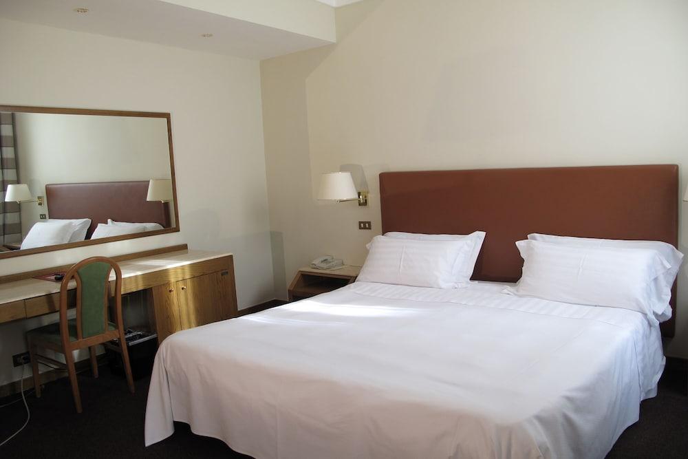 Hotel Albergo Santa Chiara Рим Екстериор снимка