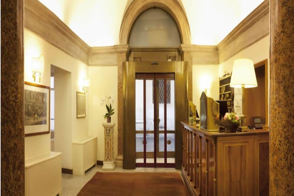 Hotel Albergo Santa Chiara Рим Екстериор снимка