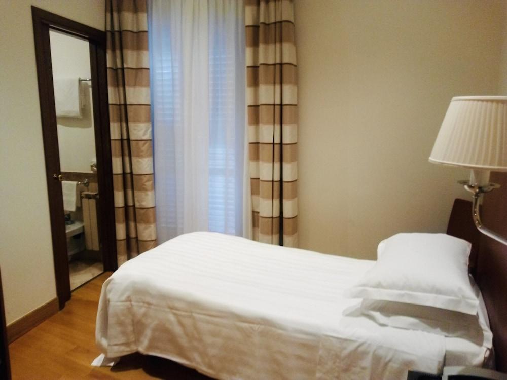 Hotel Albergo Santa Chiara Рим Екстериор снимка