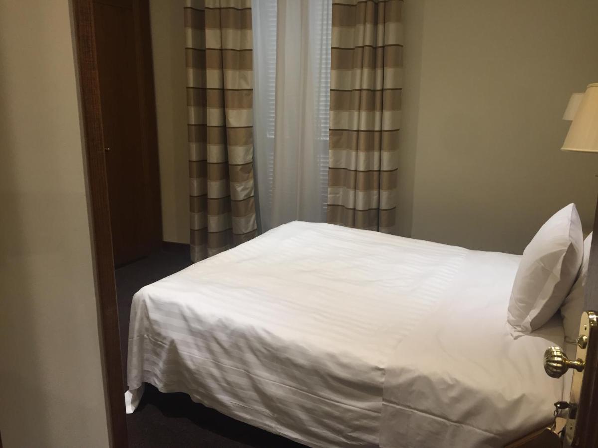 Hotel Albergo Santa Chiara Рим Екстериор снимка