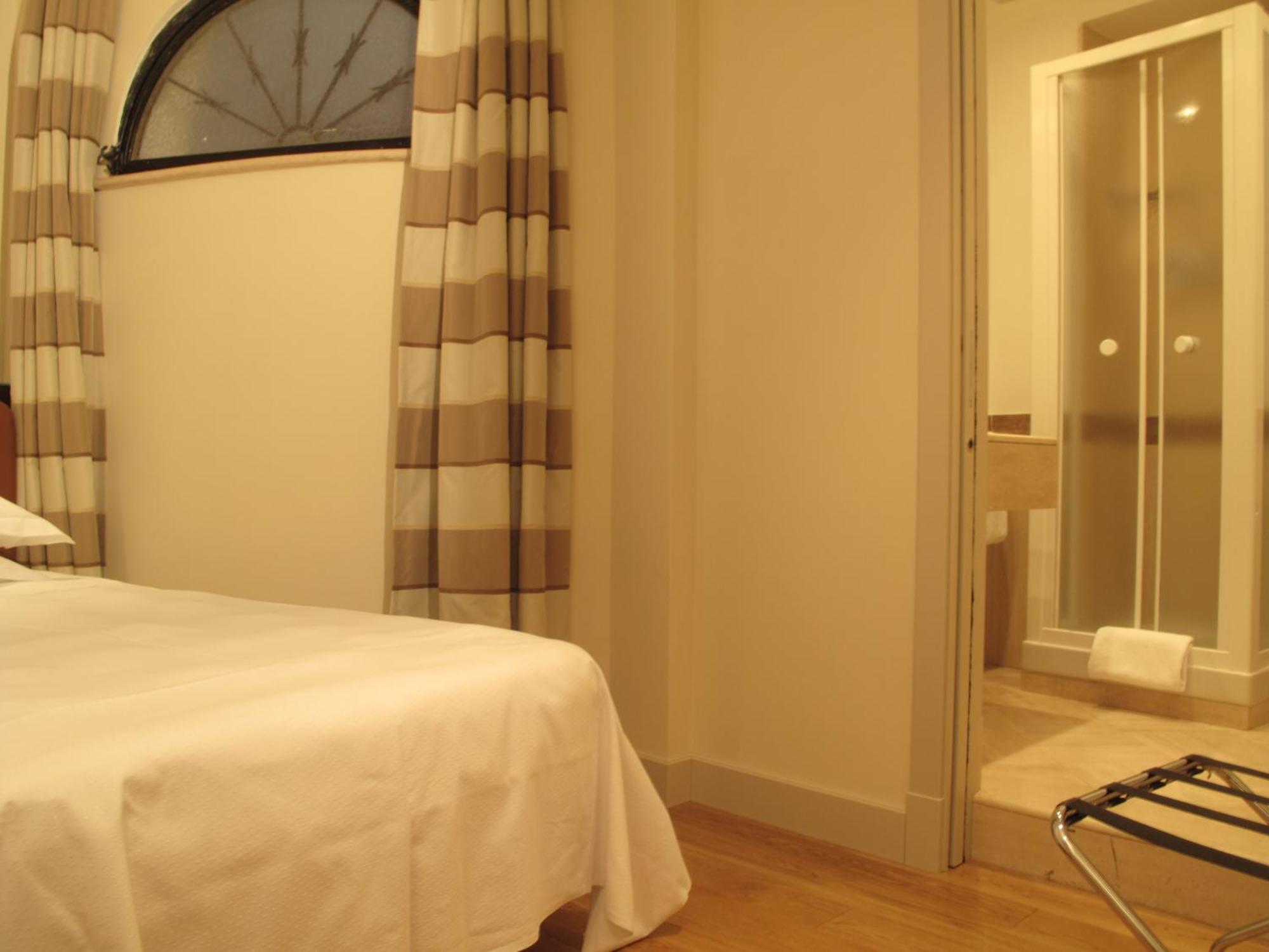 Hotel Albergo Santa Chiara Рим Екстериор снимка