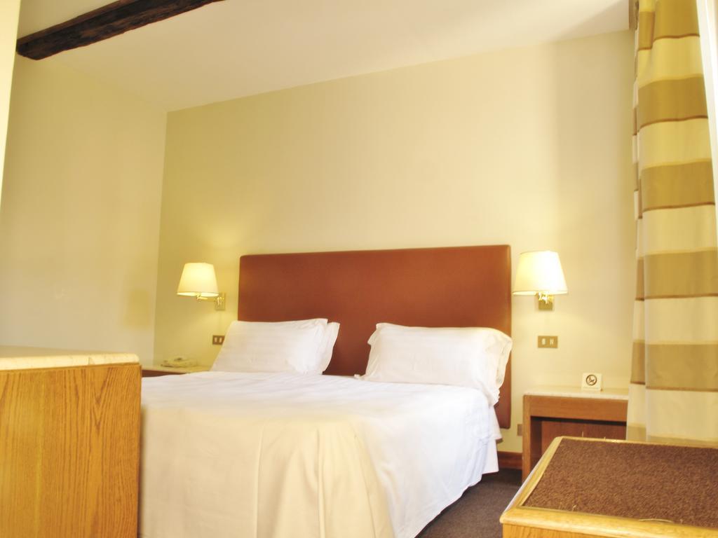 Hotel Albergo Santa Chiara Рим Екстериор снимка