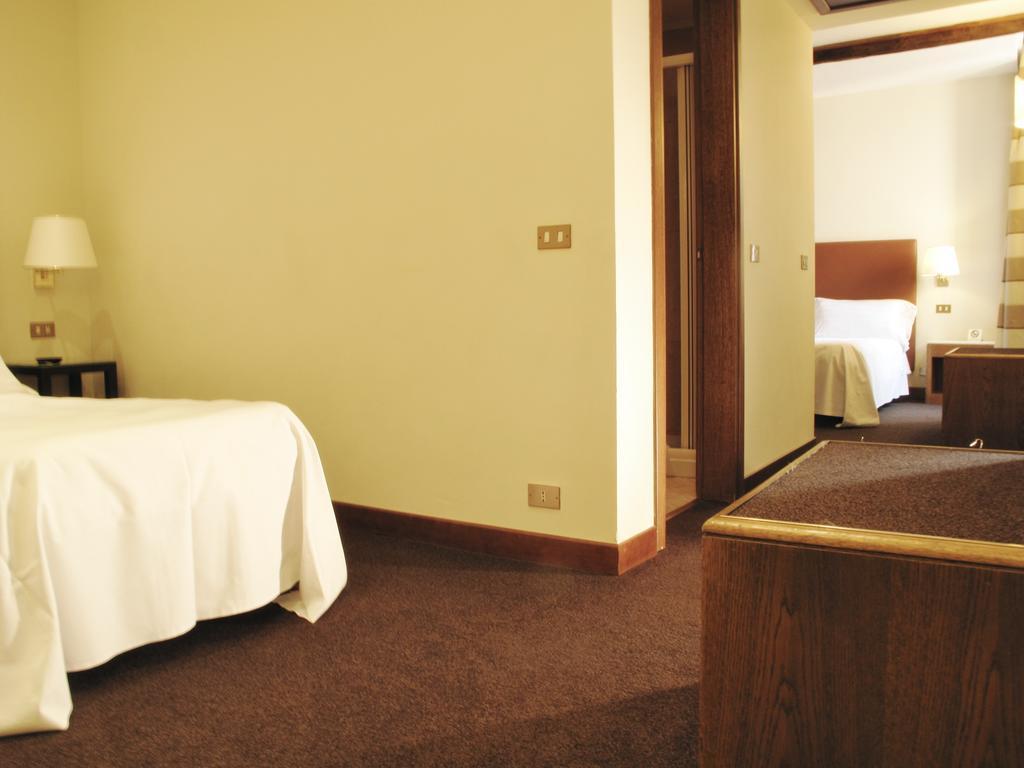 Hotel Albergo Santa Chiara Рим Екстериор снимка