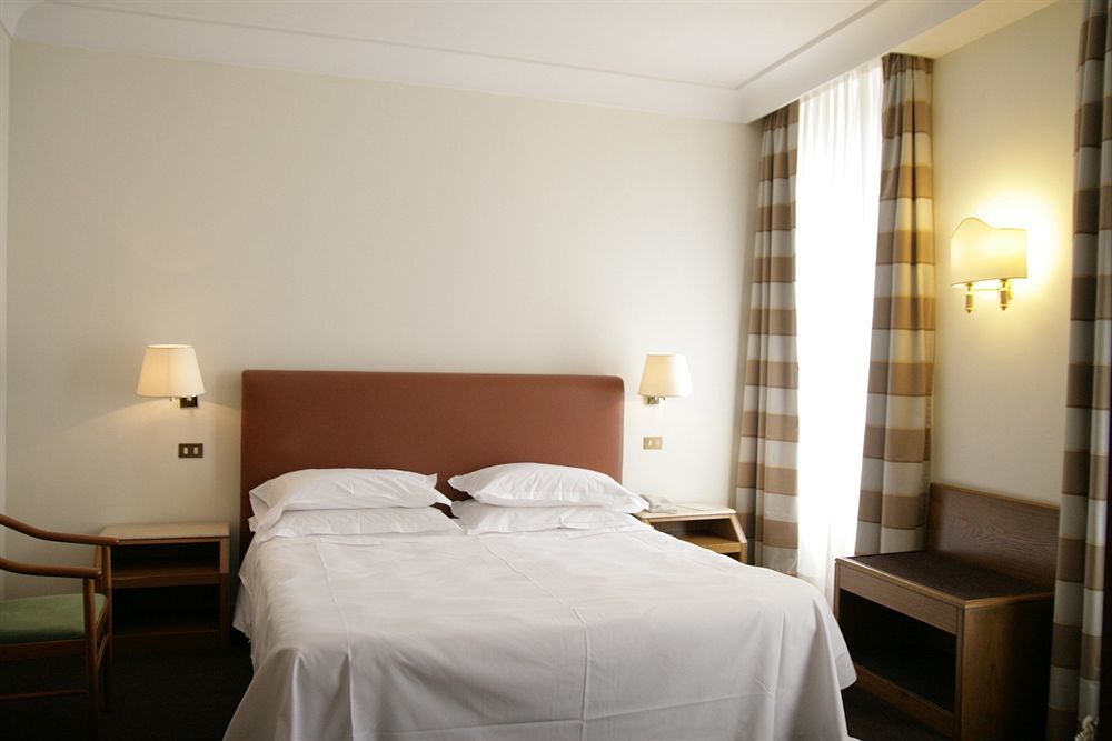 Hotel Albergo Santa Chiara Рим Екстериор снимка