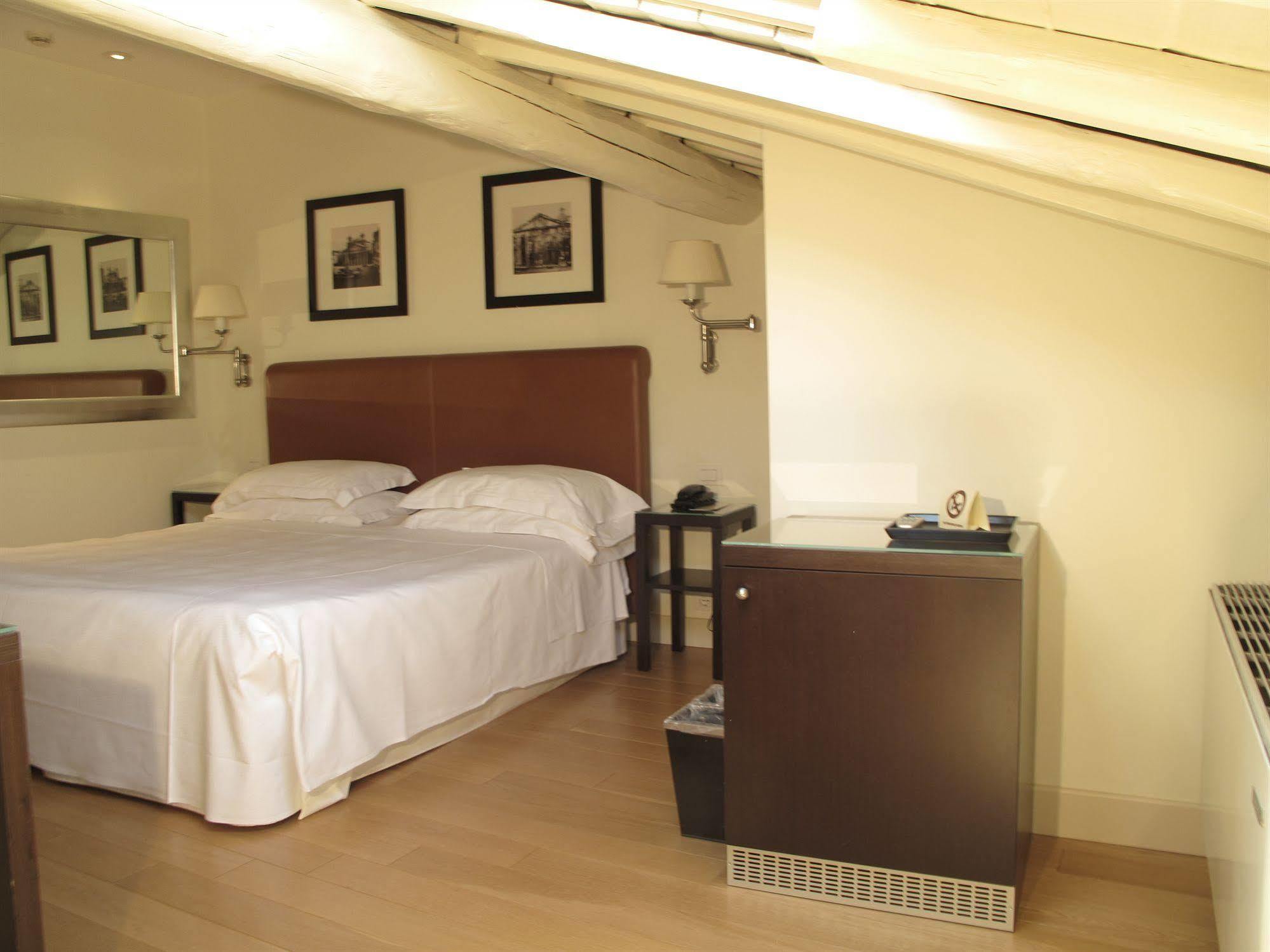 Hotel Albergo Santa Chiara Рим Екстериор снимка