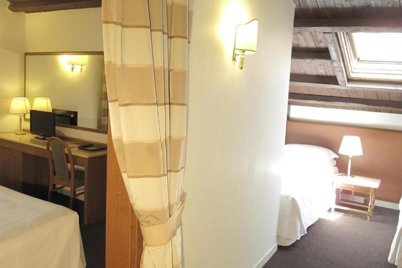 Hotel Albergo Santa Chiara Рим Екстериор снимка