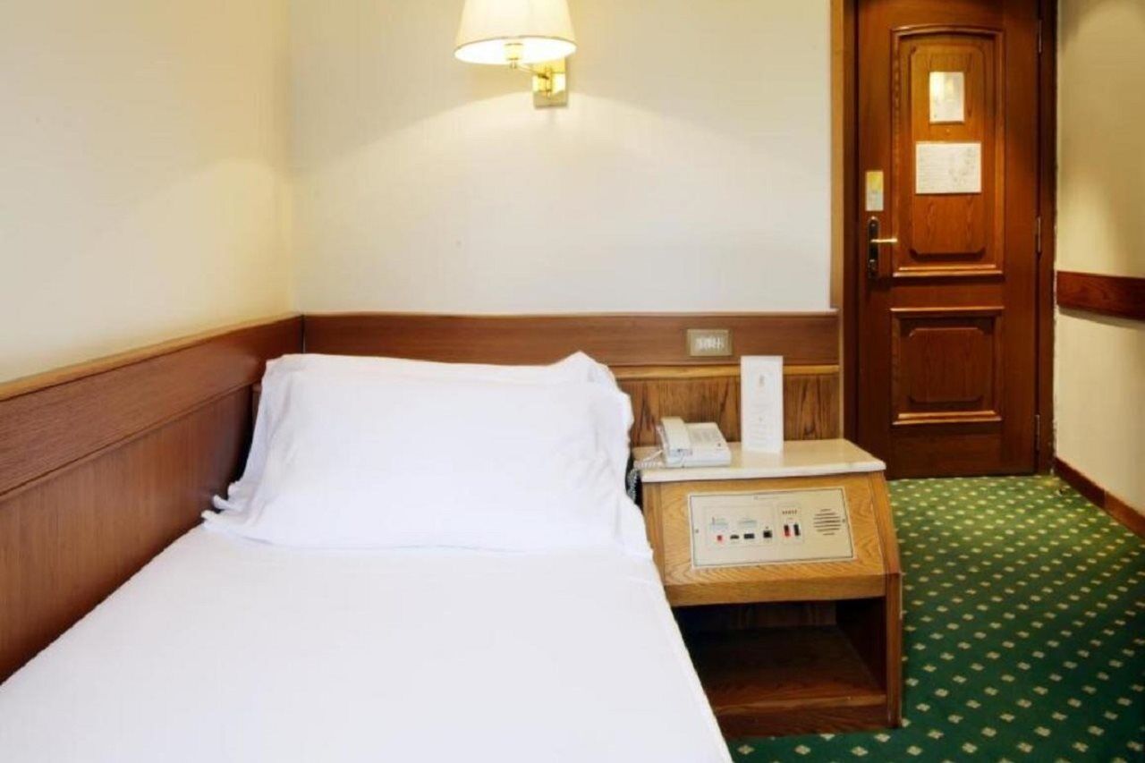 Hotel Albergo Santa Chiara Рим Екстериор снимка